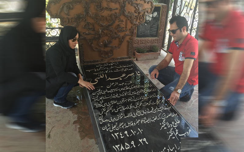 سنگ قبر ناصر عبدالهی خواننده و نوشته روی آن